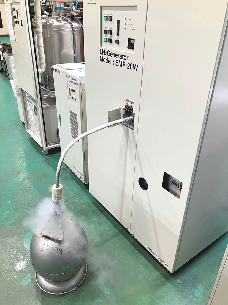 液体窒素ジェネレーターのLn2液取り出しの風景